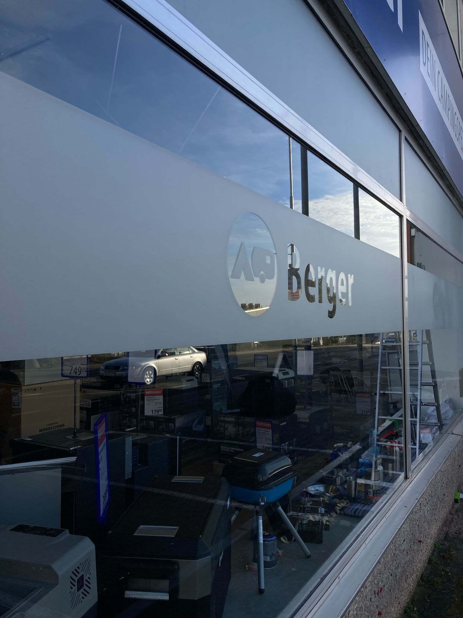 Galerie Bild Folierung und Fahrzeugbeschriftung